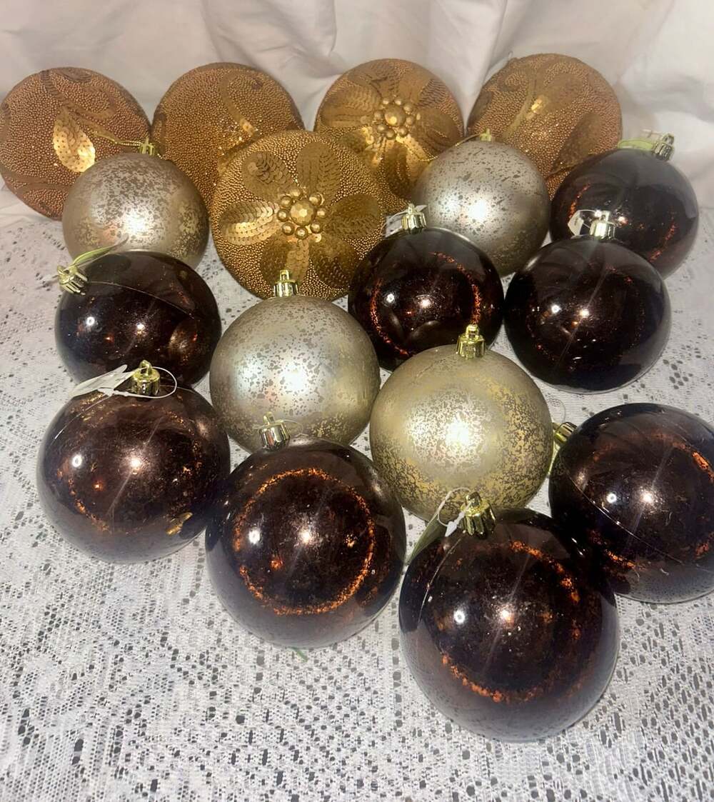 WeRChristmas 28 Variety Christmas Tree Baubles Decoration Pack with Tinsel Beads
